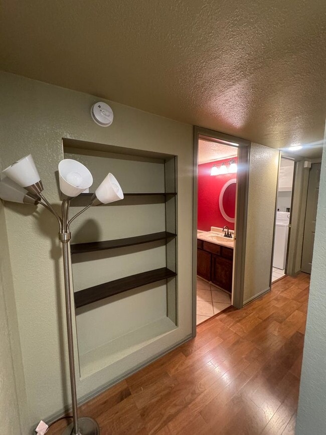 Building Photo - 2 Bedroom Codo in Rockrimmon