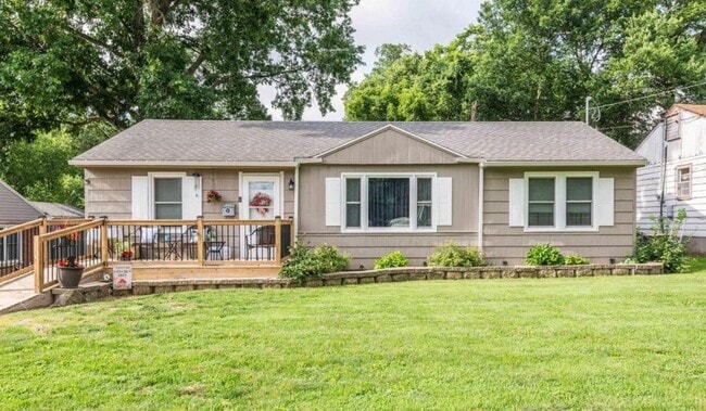 Building Photo - 2217 Oakview Dr