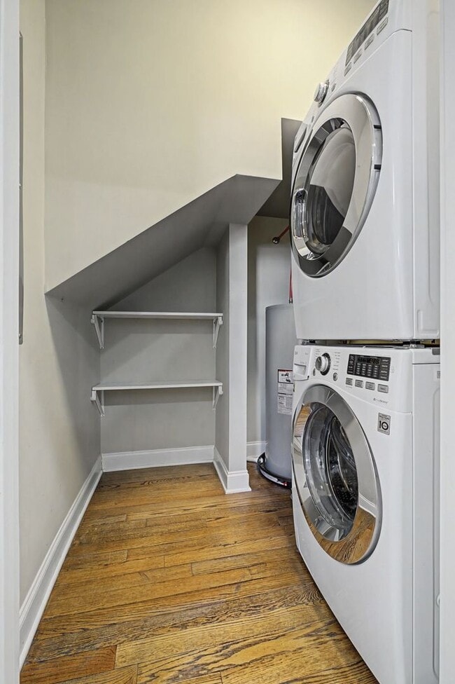 Building Photo - Modern Living in Downtown Nashville!