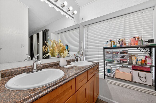 Building Photo - 14310 Royal Hill Dr