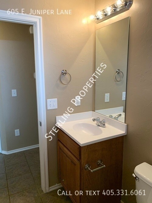 Building Photo - 605 E Juniper Ln