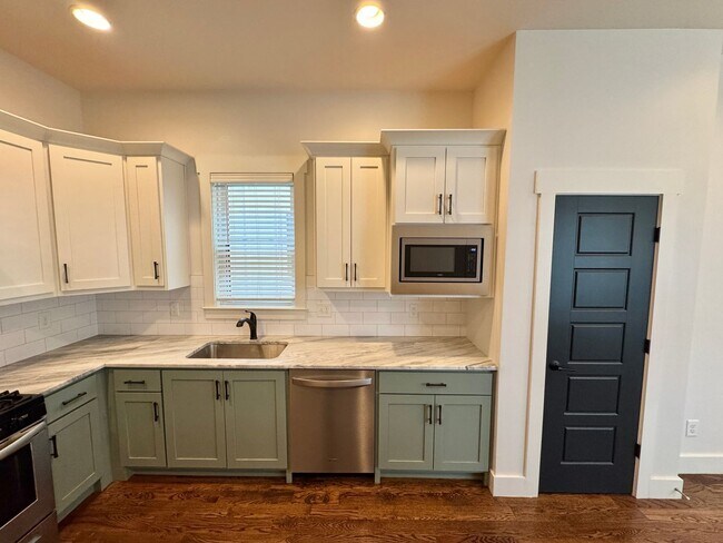 Building Photo - Amazing Location - 3 Bed, 2.5 Bath w/ Vaulted Ceilings and Covered Deck