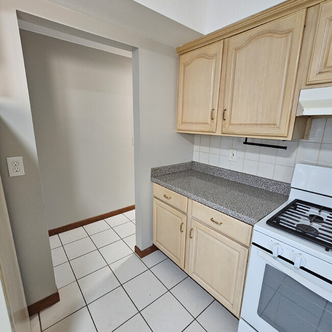 Building Photo - 3 Bedroom Ranch, Eat-In Kitchen, All Appliances, Big Basement with Extra Storage, 2 Car Garage.