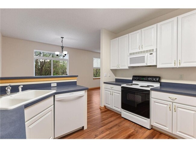 Building Photo - 2 BR/3 BA Townhome in Lakeville!