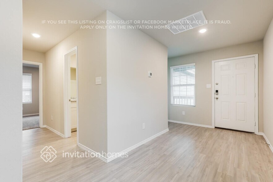 Building Photo - 5711 Leon Pl