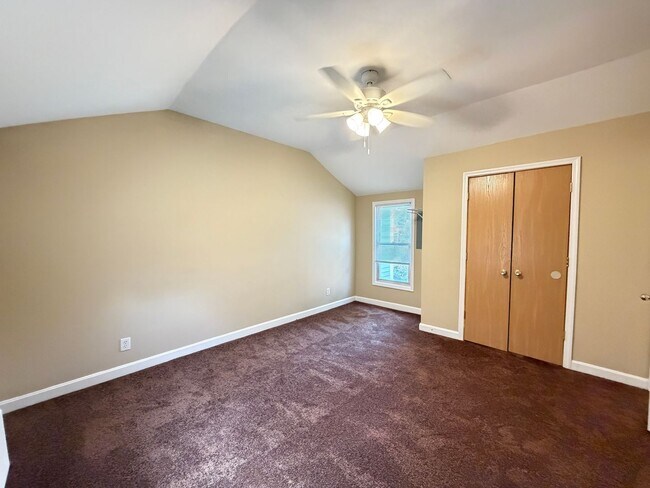 Building Photo - 538 Lilly Ave