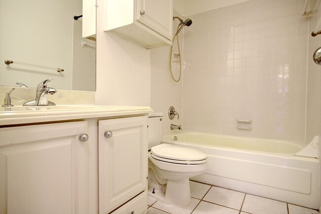 Building Photo - Now Available! Gated 2BR/2BA Condo in N Arlington!