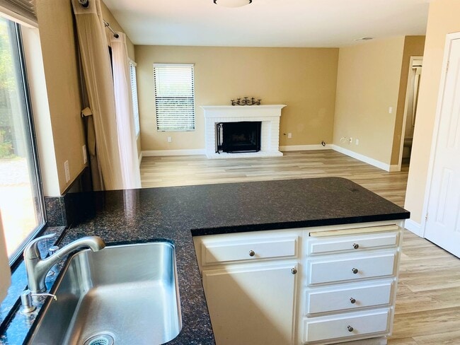 Building Photo - Calabasas Two-Story 4b/3b Beautifully & Mo...