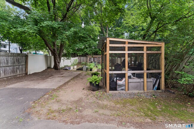 Building Photo - 653 Winchester Ave