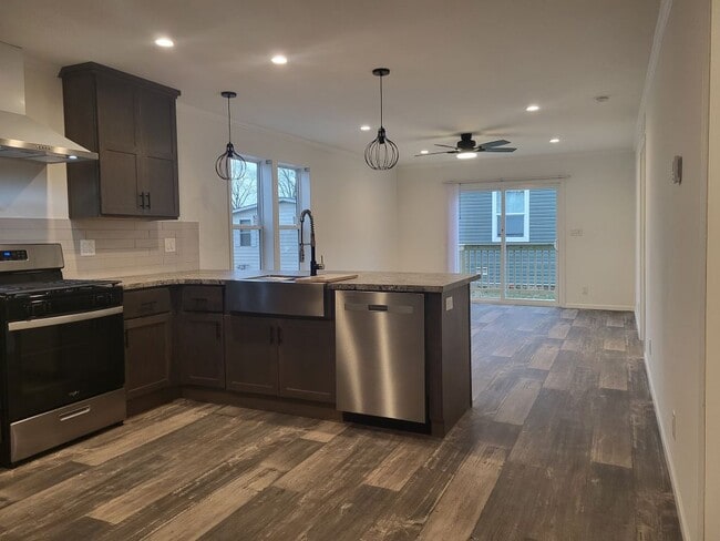 Building Photo - 1124 Lake Terrace Rd