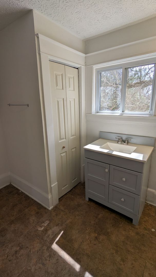 Building Photo - Discover this well-maintained 3-bedroom, 1-bath home in Akron