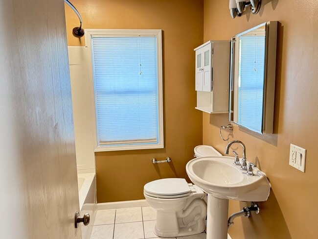 Building Photo - Charming 2 BR 1.5 bath house near ISU