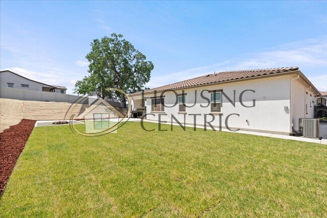 Building Photo - Modern & Elegant Living in Emerald Peak, E...