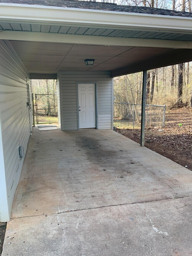 Building Photo - 504 Carlton Ln