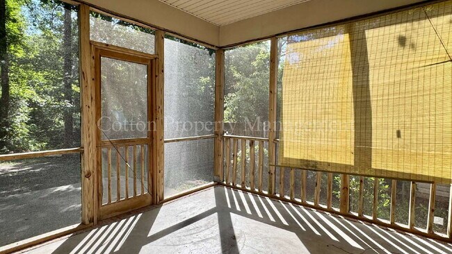 Building Photo - 8854 Plantation Landing Dr