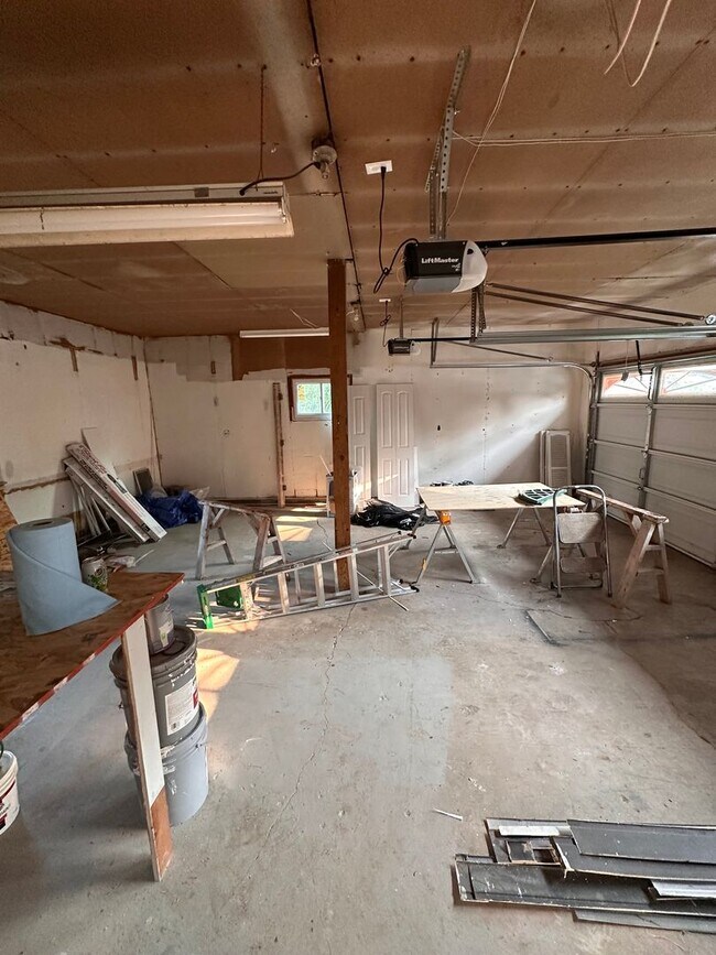 Building Photo - 3 bedroom single family house with attache...