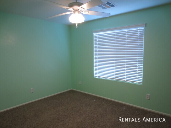 Building Photo - 890 E Doral Ct