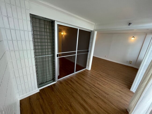 Building Photo - Pool on site! 2 bed 1 bath 1 parking locat...