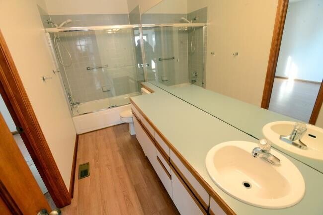 Building Photo - Sunny and Bright 5 bed, 4 bath Home with L...