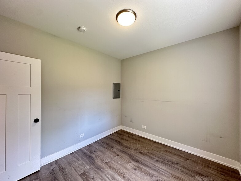 Building Photo - 722 W Brompton