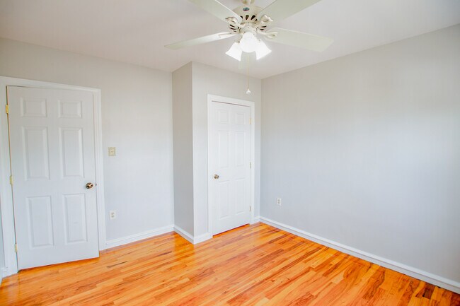 Building Photo - 2553 E Somerset St