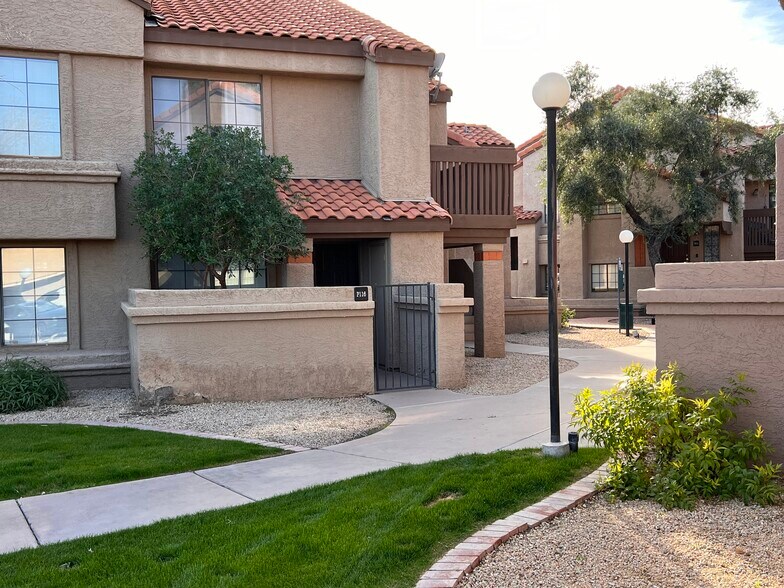 Building Photo - 700 E Mesquite Cir
