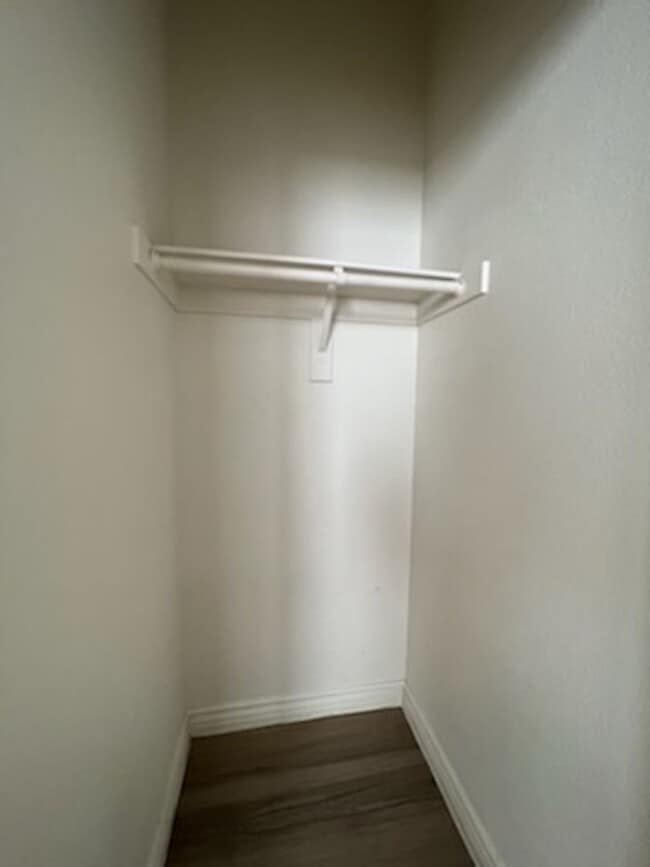 Building Photo - 4 Bedroom Located in Lamplight!