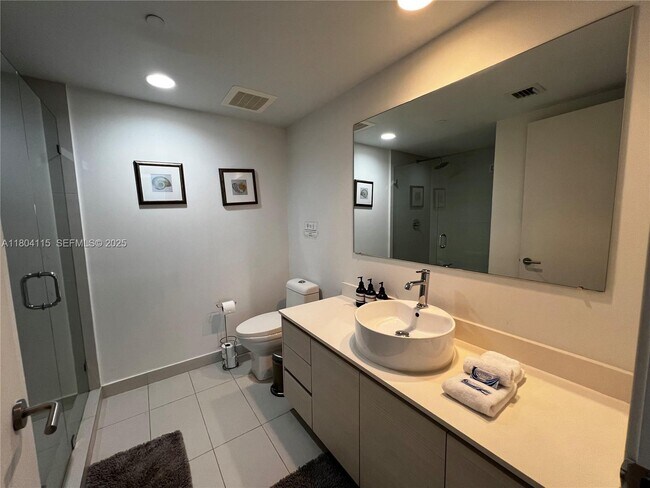 Building Photo - 2600 E Hallandale Beach Blvd