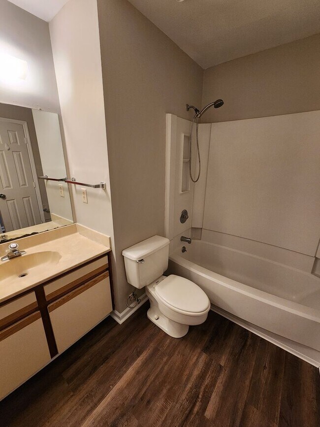 Building Photo - Spacious 2 bedroom 2 bath townhome with walk in closets, fireplace, and washer/ dryer included.