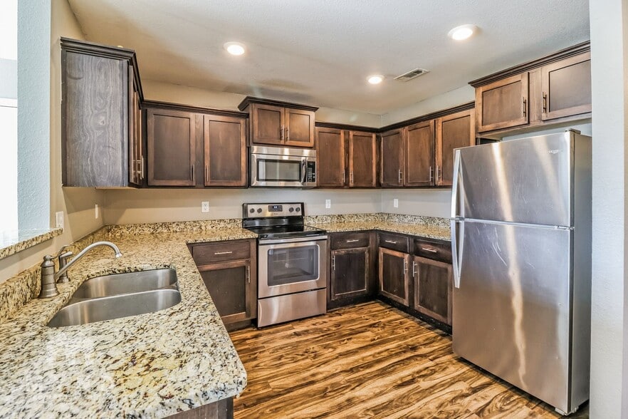 Building Photo - 2112 Cedar Cir