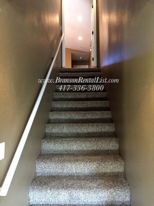 Building Photo - Large 5 Bedroom with lawn care and a commu...