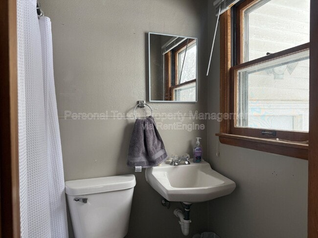 Building Photo - 606 5th St S