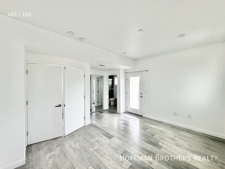 Building Photo - 156 N Mariposa Ave