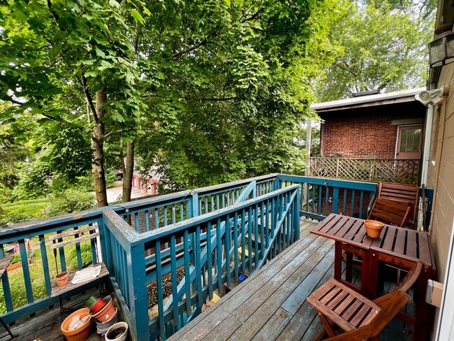 Building Photo - Stylish Top-Floor 2-Bedroom Condo with Pri...
