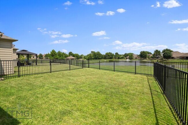Building Photo - Luxury Gated Patio Home | 2 Bed, 2 Bath | Owasso, OK | Lawn Care Included