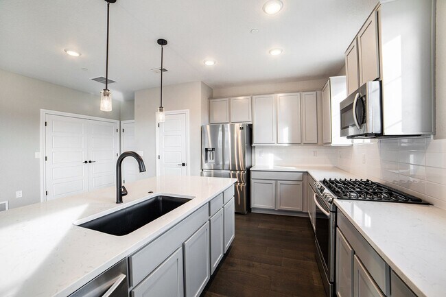 Building Photo - Like New end-unit Townhome at Victory Ridge!