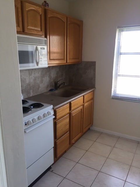 Building Photo - Studio