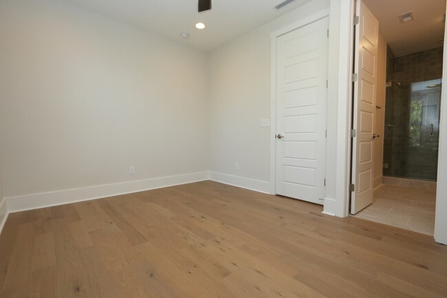 Building Photo - A beautiful home with 4 beds and 3 bath in...