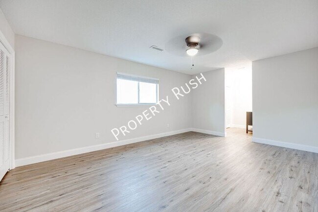 Building Photo - 2323 Green Forest Dr