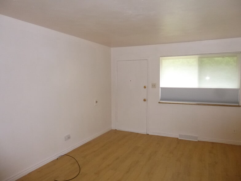 LIVING ROOM - 720 Miller Ct