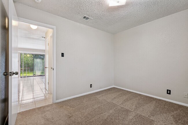 Building Photo - 3-Bedroom Home in Oxbow Neighborhood