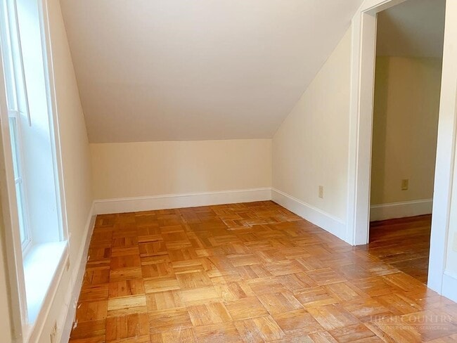 Building Photo - 807 Mt Jefferson Rd