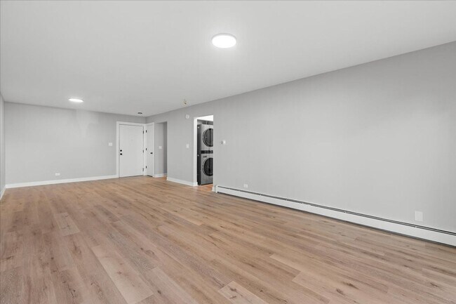 Building Photo - Luxury One Bedroom - Completely Renovated