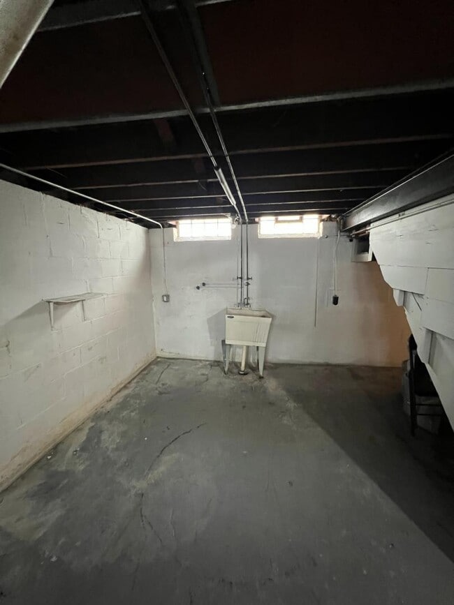 Building Photo - 15818 Maplewood Ave