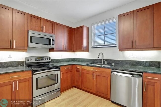 Building Photo - 1345 SW 4th Ct