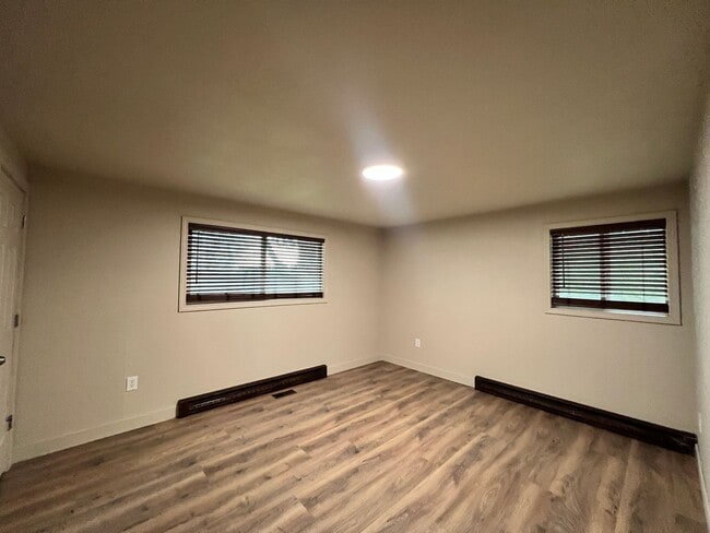 Building Photo - Country Living Close to Town!