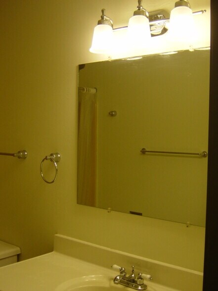 Building Photo - 1518 E Longview Dr