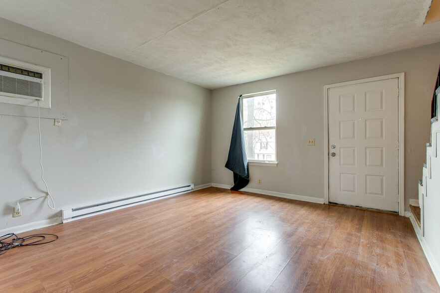 Building Photo - 2428 Woodale Ln