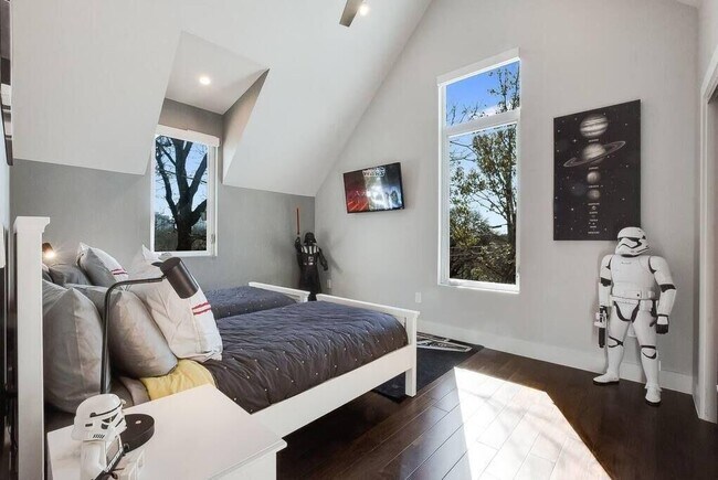 Building Photo - 1802 W 10th St