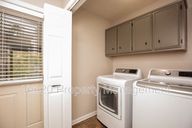 Building Photo - 7032 Robin's Nest Dr